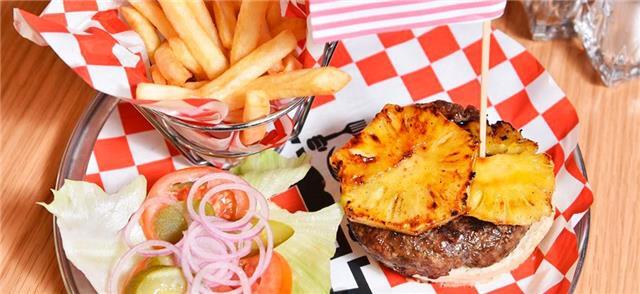 אלכסנדר דיינר מקומי בנהריה