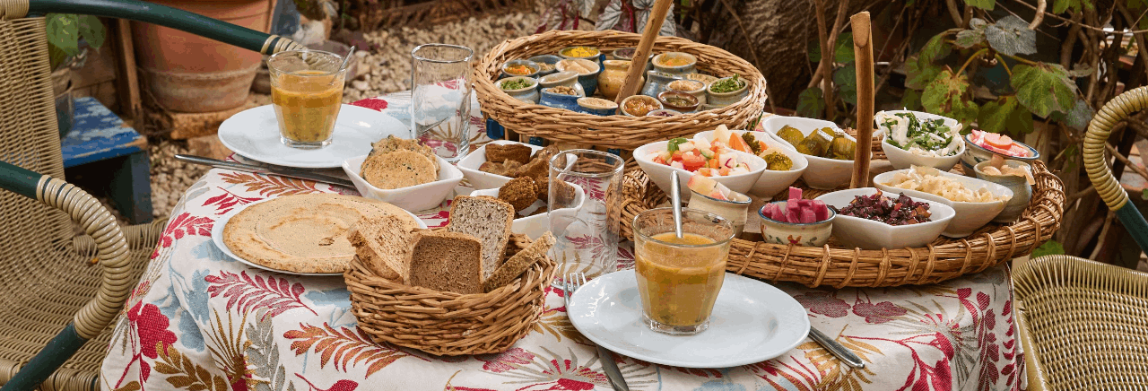 בטבע בני בצל התאנה-אירוח ביתי מסעדה טבעונית בפרדס חנה-כרכור