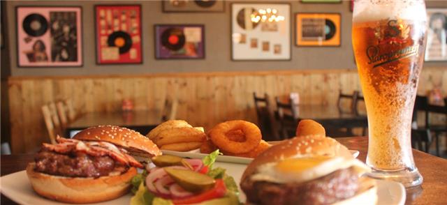 אדמ'ס באשקלון