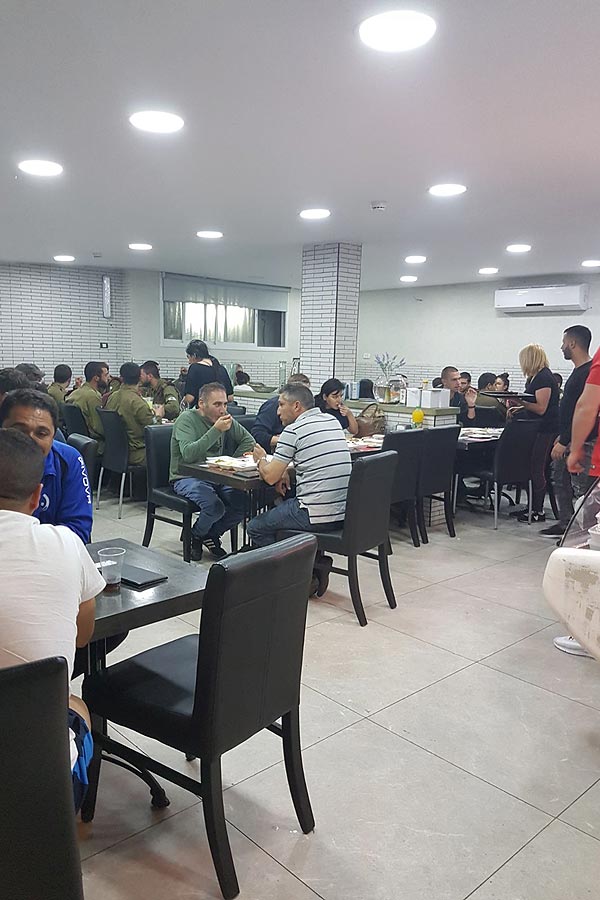 מקומות ישיבה בפנים מסעדה בשרית בנתניה