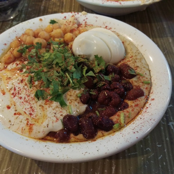 חומוס עם גרגירים וביצה חומוס עם גרגירים וביצה