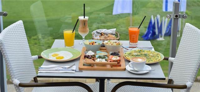 קפה בגולף בקיסריה