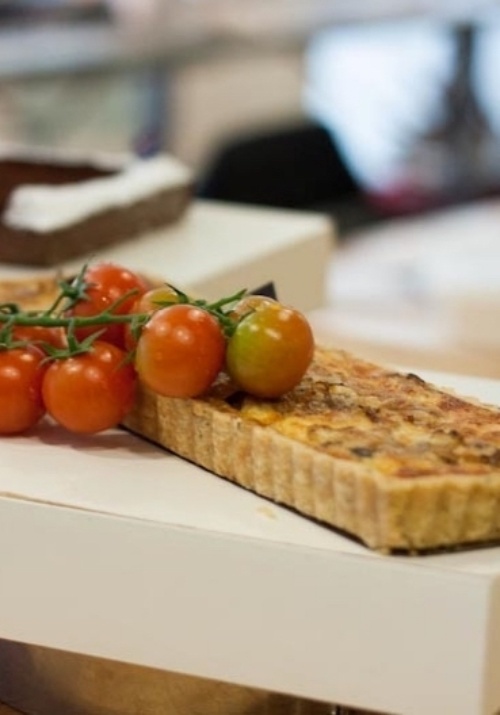 קיש פשטריות ועגבניות מיובשות כשר לפסח של הקונדיטור אורן גירון (צילום: נוית קליין)