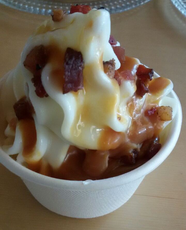 גלידה אמריקאית עם קרמל מלוח ובייקון. צילום: לימור לבון