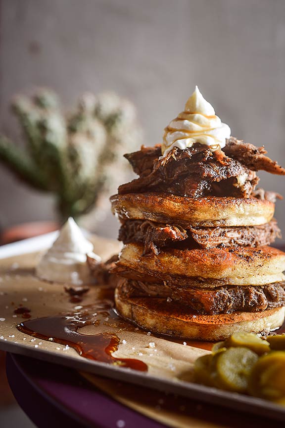 השוס: מגדל פנקייקס עם בשר חזיר מפורק. טראק דה לוקס. צילום: בן יוסטר השוס: מגדל פנקייקס עם בשר חזיר מפורק. טראק דה לוקס. צילום: בן יוסטר