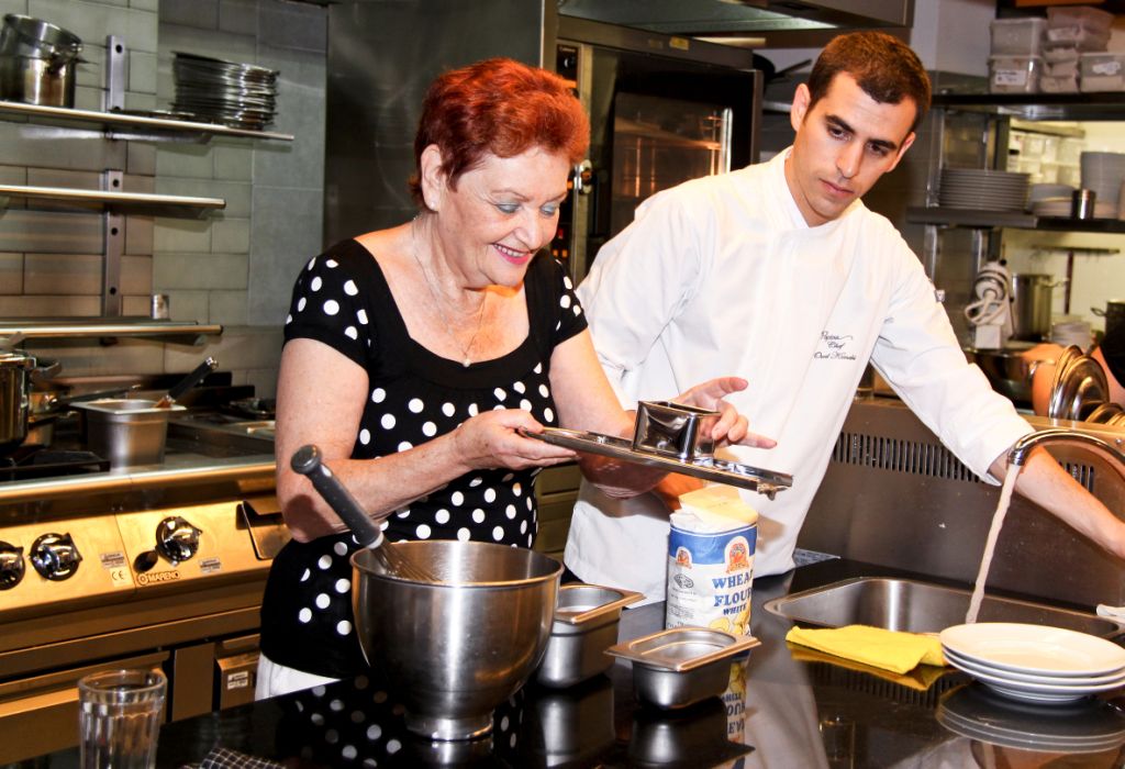 שף אוראל קמחי עם שושנה פרידריך. צילום: שונית וייס