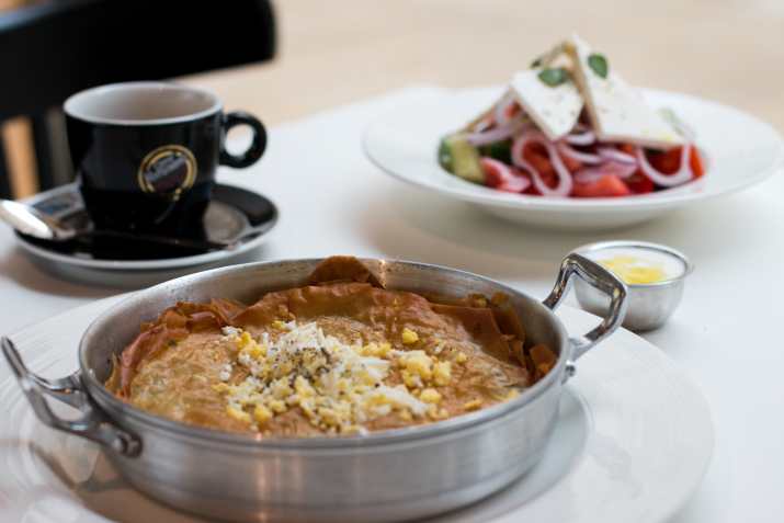 ארוחת בוקר יוונית של מסעדת נחמן (צילום: אתי נמיר)