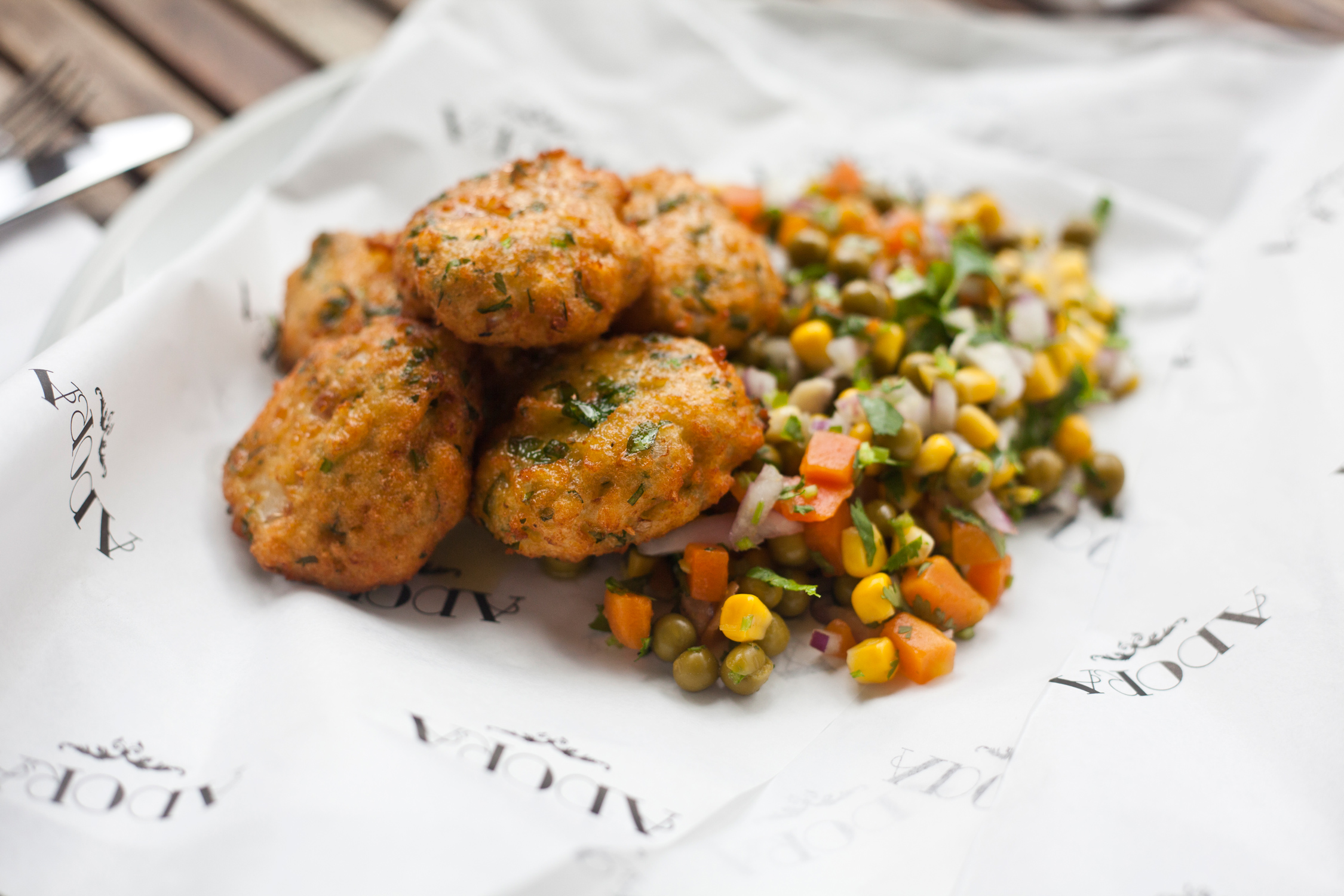 קציצות טונה על סלט אפונה ותירס. צילום: זיו שדה 