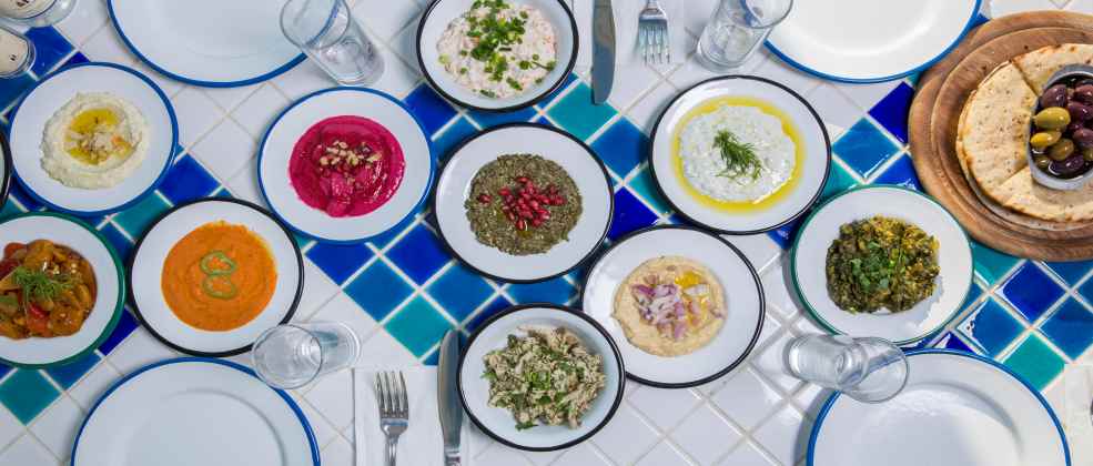שולחן עם מנות במסעדת סופלקי בנתניה (צילום: באדיבות המקום)