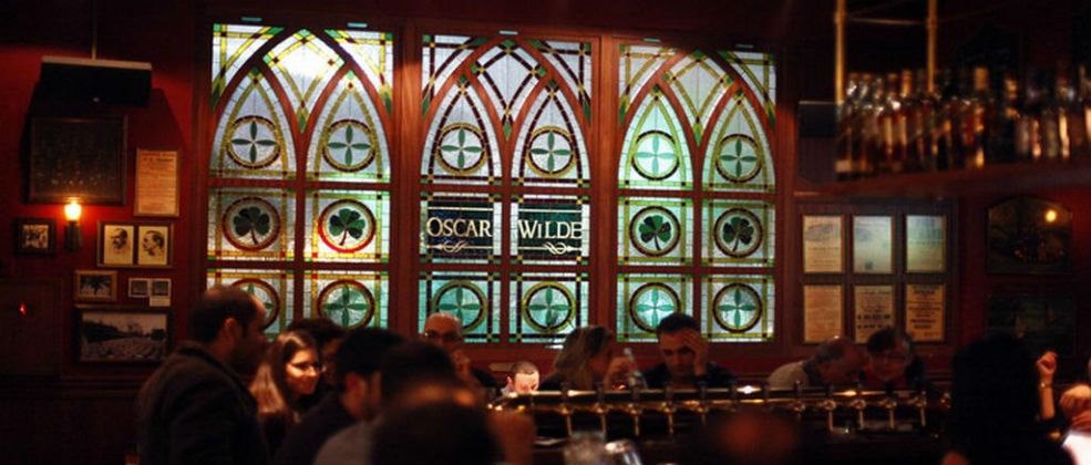 אווירה של בר מחוץ לתל אביב: אוסקר ווילד