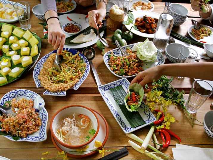 שולחן בבית תאילנדי (צילום: מיטל סלומון)