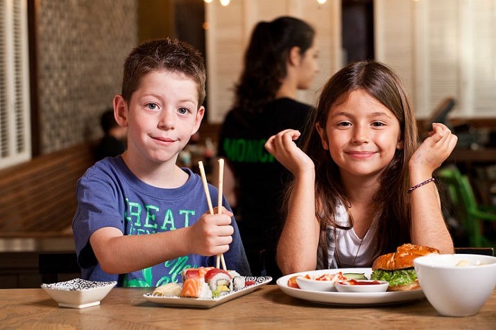ויש גם ילדים שאוהבים סושי. ארוחות ילדים באסיה מוניקה. צילום: יחסי ציבור