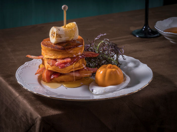 בלבוי. מגדל פנקייקס עם בננה, מייפל ובייקון. צילום: אנטולי מיכאלו 