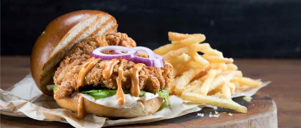 קריספי צ'יקן של מייקס פלייס תל אביב (צילום: באדיבות המקום)