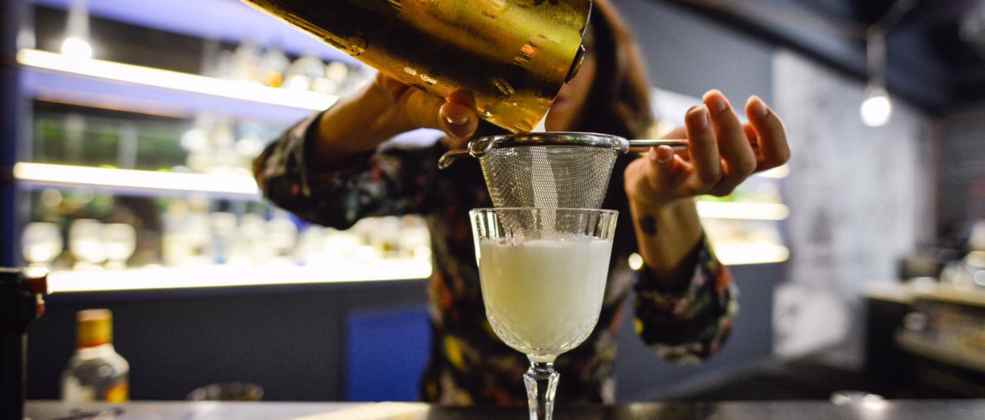 ברמנית מכינה קוקטייל. פסטיבל Coctails (צילום: תום גנץ)