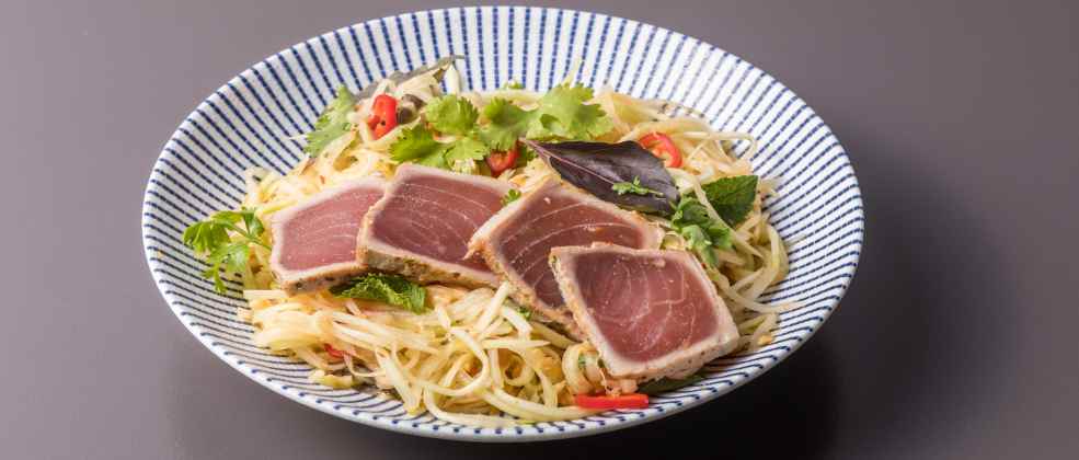 סלט פפאיה עם טונה אדומה של פלורנטין האוס (צילום: יהונתן בן חיים)