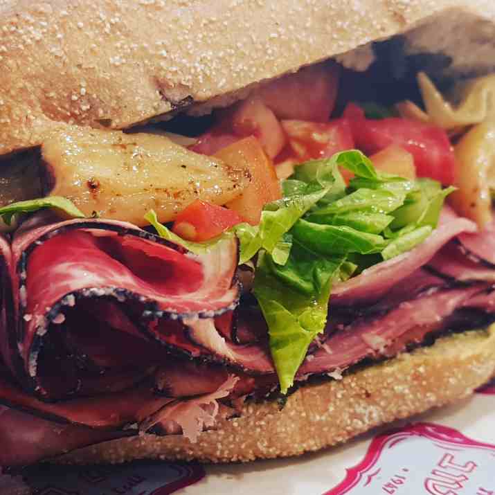 סנדוויץ' של מעדנית יום טוב (צילום: באדיבות המקום)