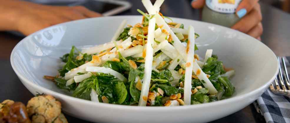 סלט קולורבי של לחם יין (צילום: כרמל זילברמן)