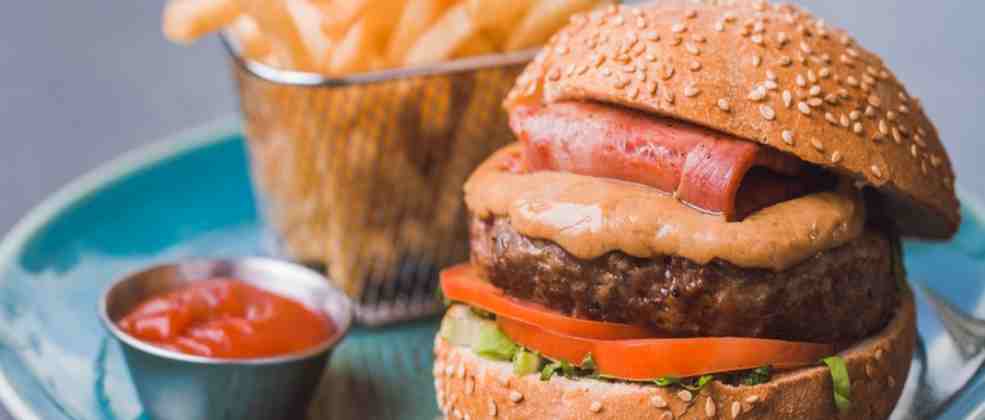 המבורגר במסעדת פאפא בשוהם (צילום: באדיבות המקום)