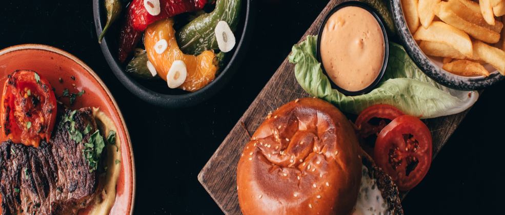 המבורגר, מינוט סטייק ופלפלים חריפים בראיסה תל אביב (צלם: דניאל לחיאני)