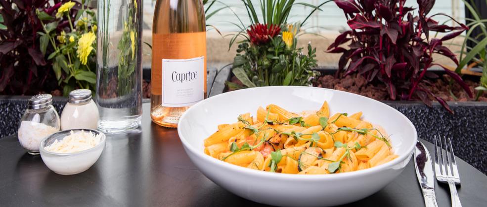 פסטה ויין על רקע הים במסעדת דל בורגו הרצליה (צילום: נטלי יששכר)