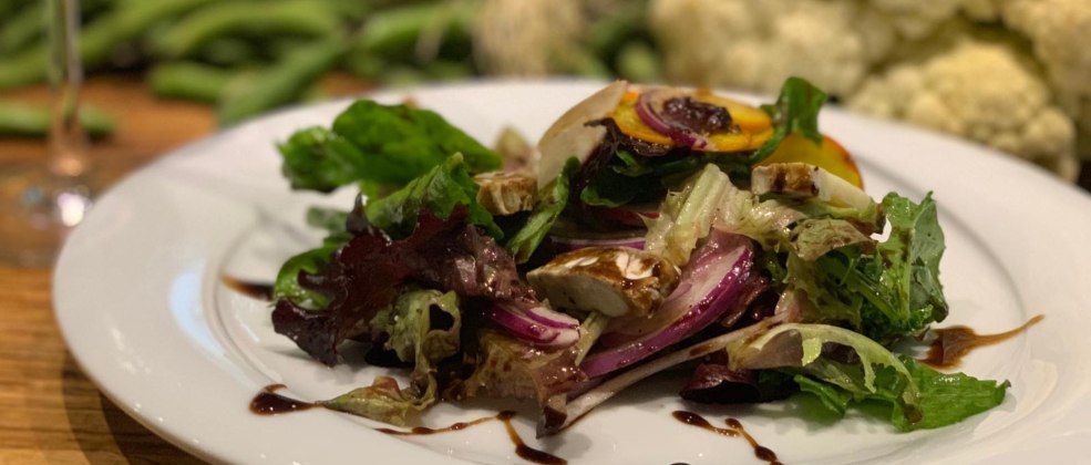 סלט עוף במסעדת חוות צוק תל אביב (צילום: באדיבות המקום)