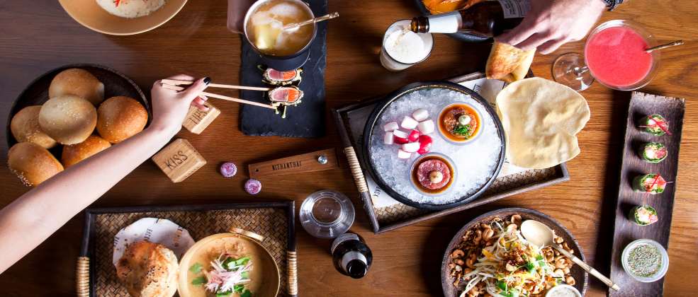 שולחן במסעדת ניטן תאי (צילום: נועה שביט)