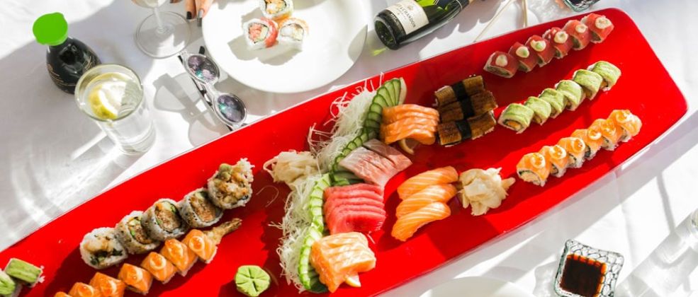 מגש סושי במסעדת נאמוס הרצליה (צילום: באדיבות המקום) מגש סושי במסעדת נאמוס הרצליה (צילום: באדיבות המקום)