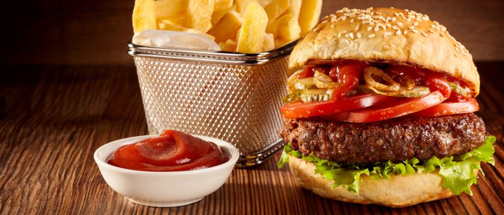 המבורגר וצ'יפס  (Shutterstock)
