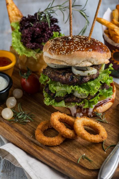 המבורגרים וטבעות בצל  (Shutterstock)