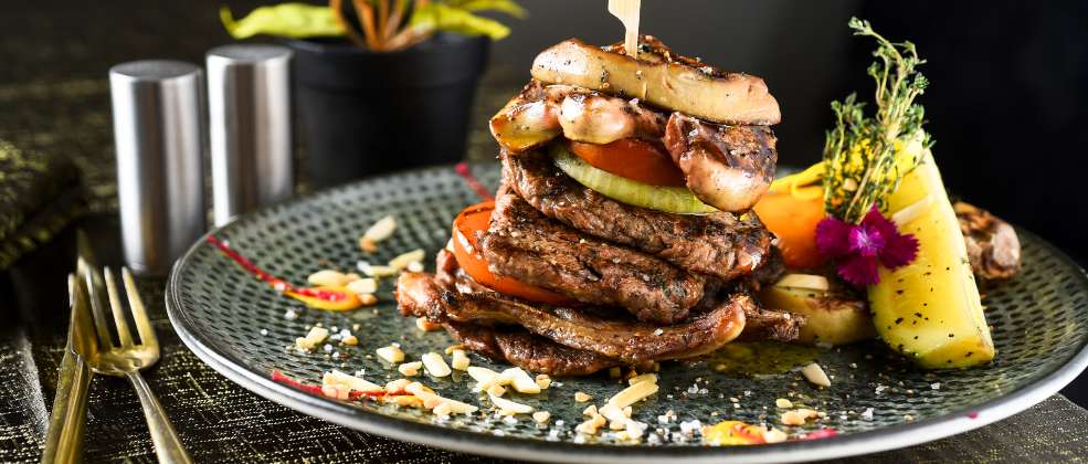 פירמידת בשרים במסעדת דהב עראבה (צילום: באדיבות המקום)