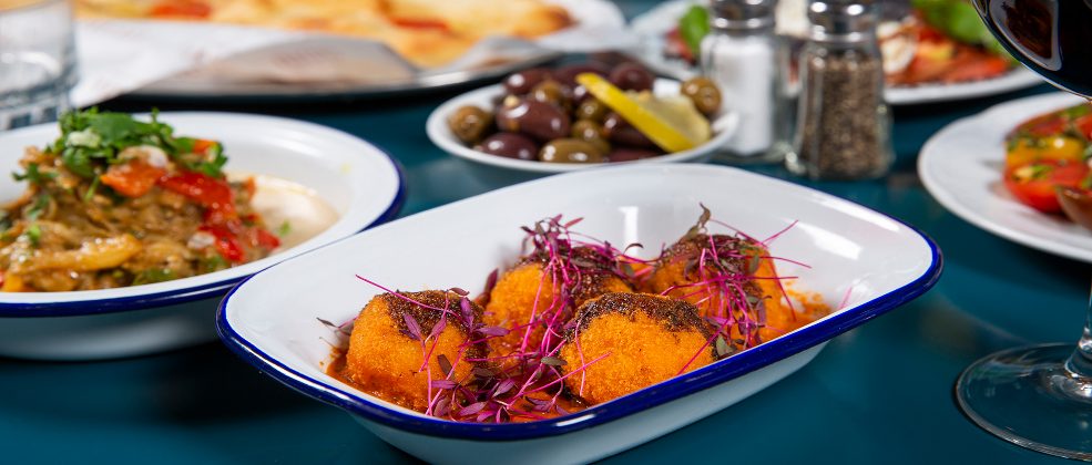 שולחן בלוצ'נה מודיעין (צילום: עידן גור)