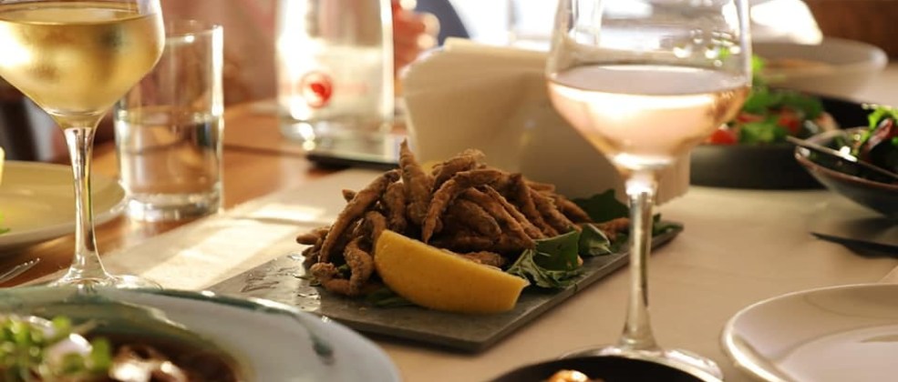 שולחן במסעדת מינא עכו (צילום: אבי בניסטי)