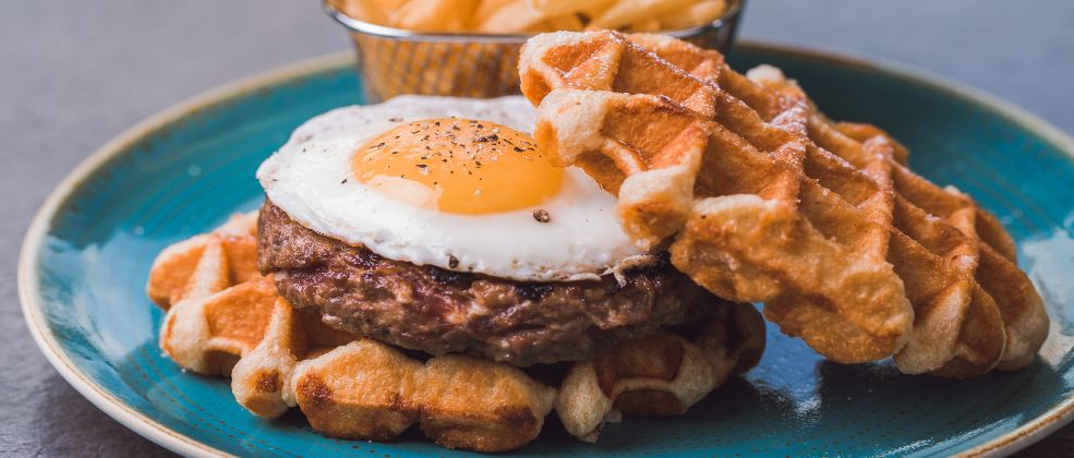 וופל בלגי עם המבורגר של מסעדת papa שוהם (צילום: 