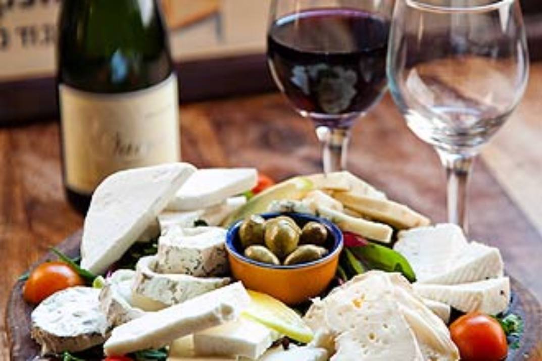 גבינות ויין בקפה מוסקט אודים (צילום: באדיבות המקום)