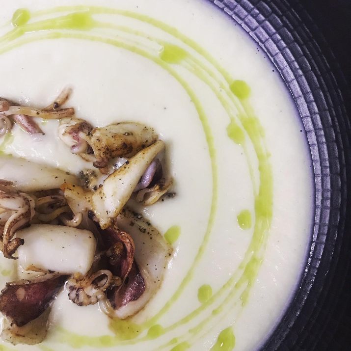 מרק שורשים לבנים וקלמרי סגול באמש (צילום: יח"צ)