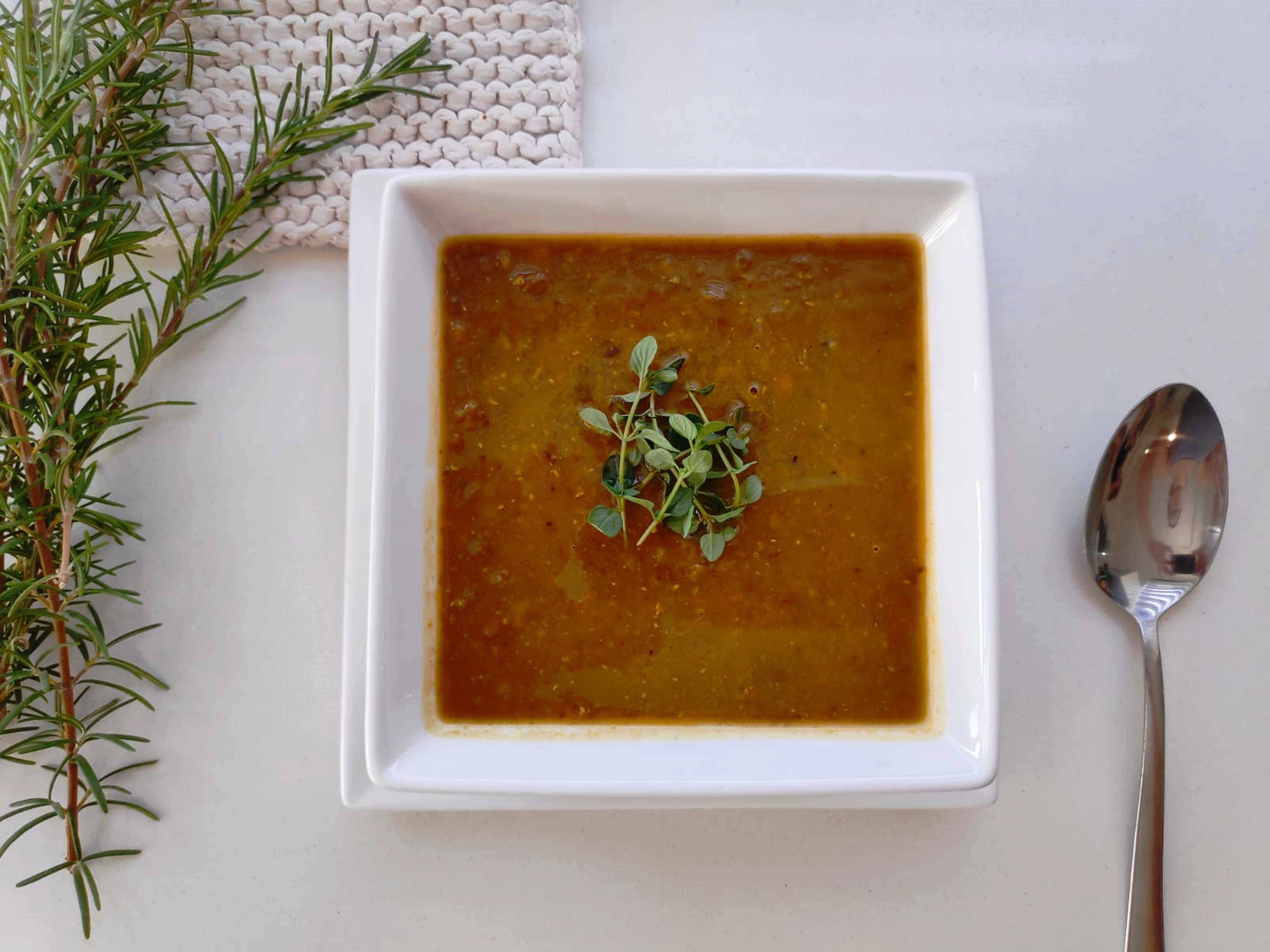 מרק עדשים ועשבי תבלין של ליא אזולאי, אוללה (צילום: יח"צ)