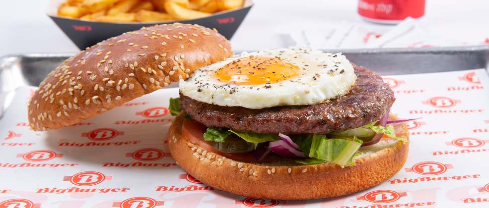 המבורגר ביצת עין בביג בורגר, יהוד (צילום: עידן גור)