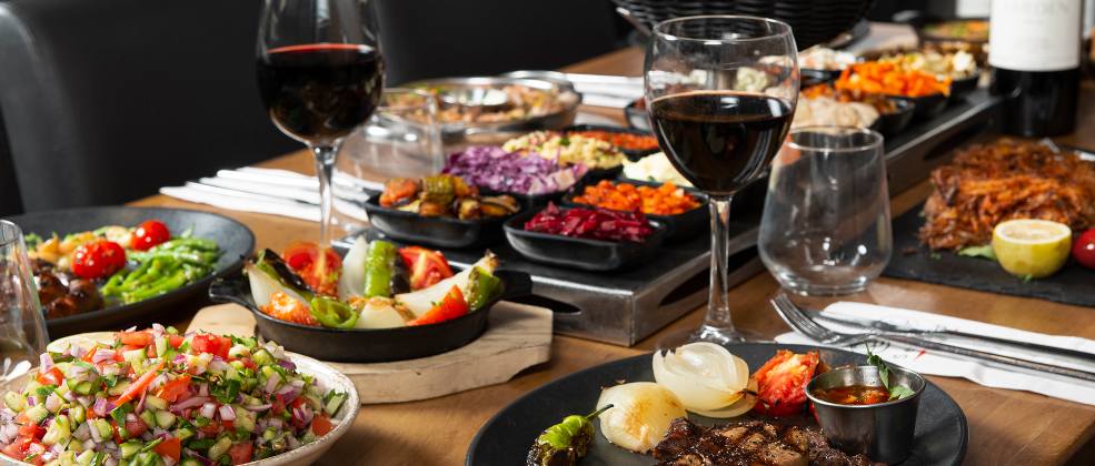 שולחן במסעדת גחלים, אשדוד (צילום: דרור ורשבסקי)