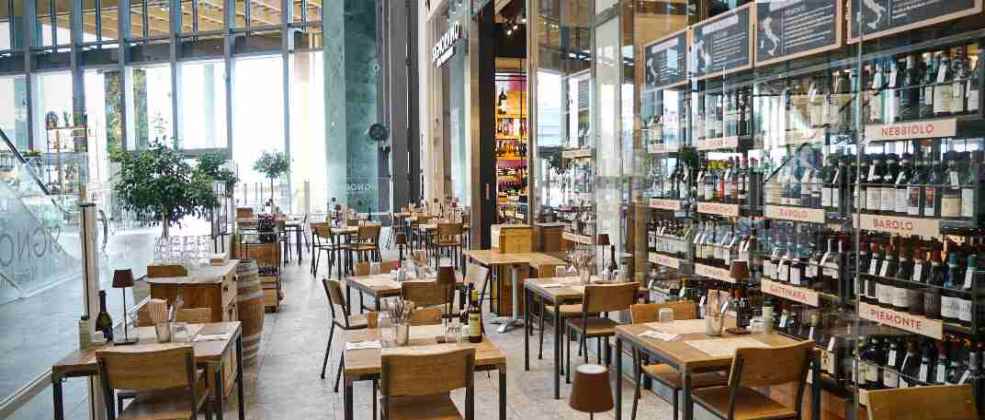 מסעדה ריקה (צילום: שאטרסטוק)