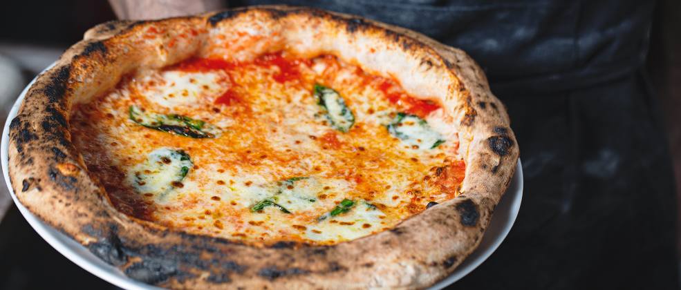 כל משולש בסטייל. פיצה נפוליטנה של פיצה פבריקה (צילום: רונן מלחן)