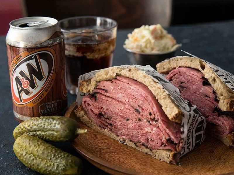 כריך של שרה'ס פלייס, רעננה (צילום: באדיבות המקום)