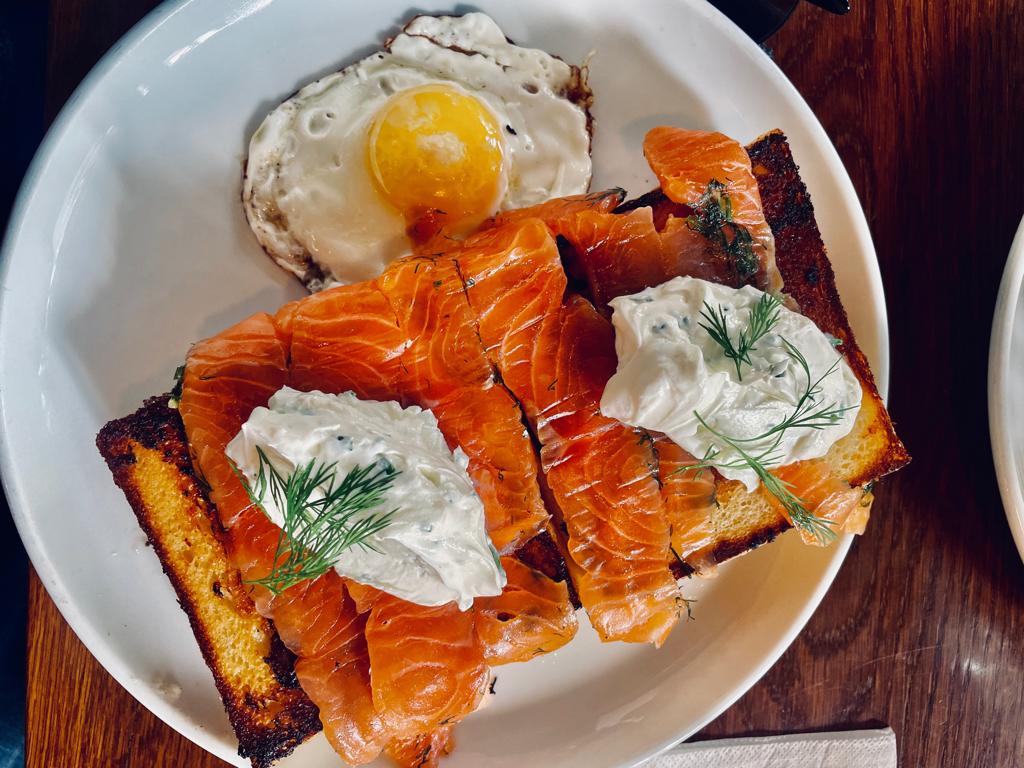 מנת פרנץ טוסט עם ביצה וסלמון מעושן ב"קפה קירש", תל אביב