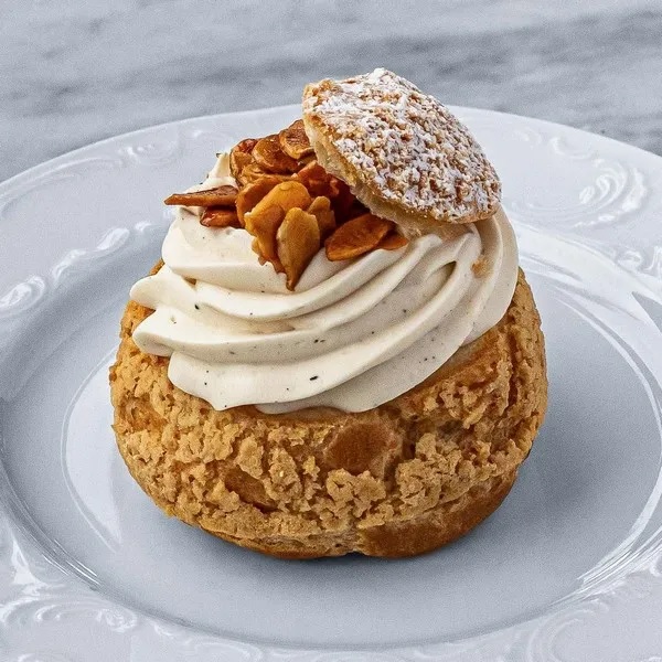 סופגניה במילוי קרם מוגשת במסעדת נונו מימי