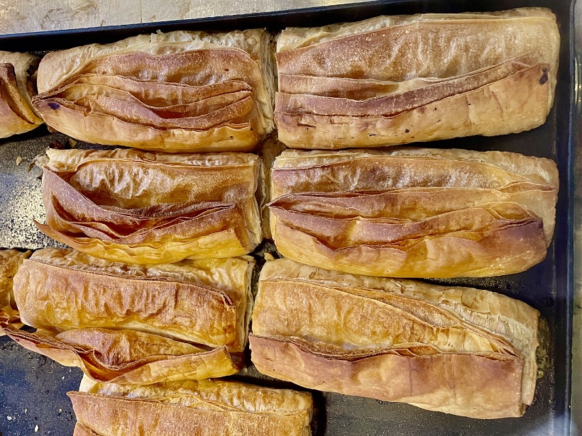 7 בורקסים מונחים על משטח ב"בורקס עמיקם"