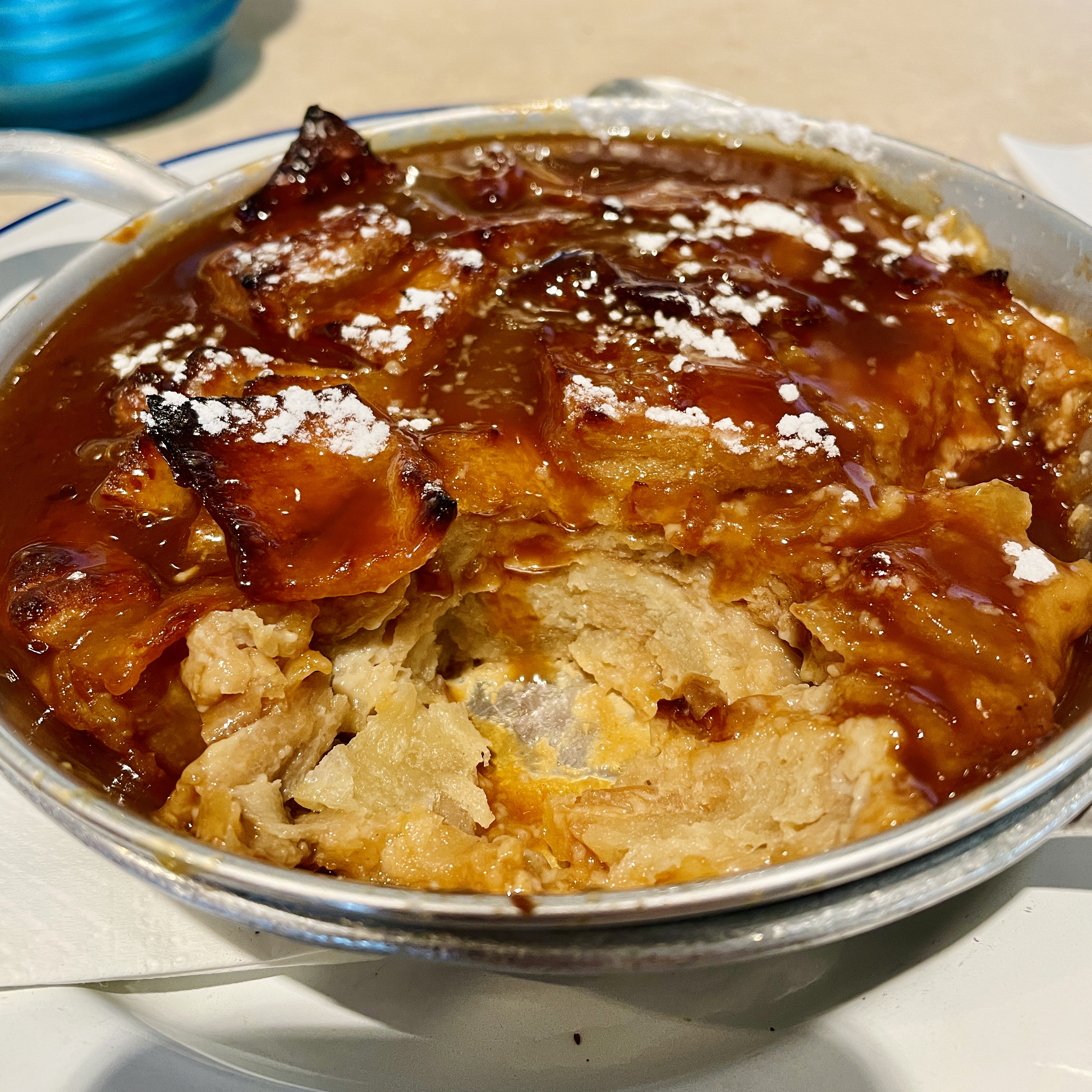 מאפה יווני מוגש בקערה עגולה במסעדה היוונית "גרקו"