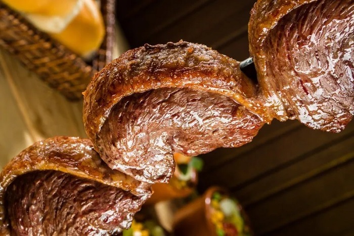 שיפוד בשר מוגש במסעדה הברזילאית "קאזה דו ברזיל""
