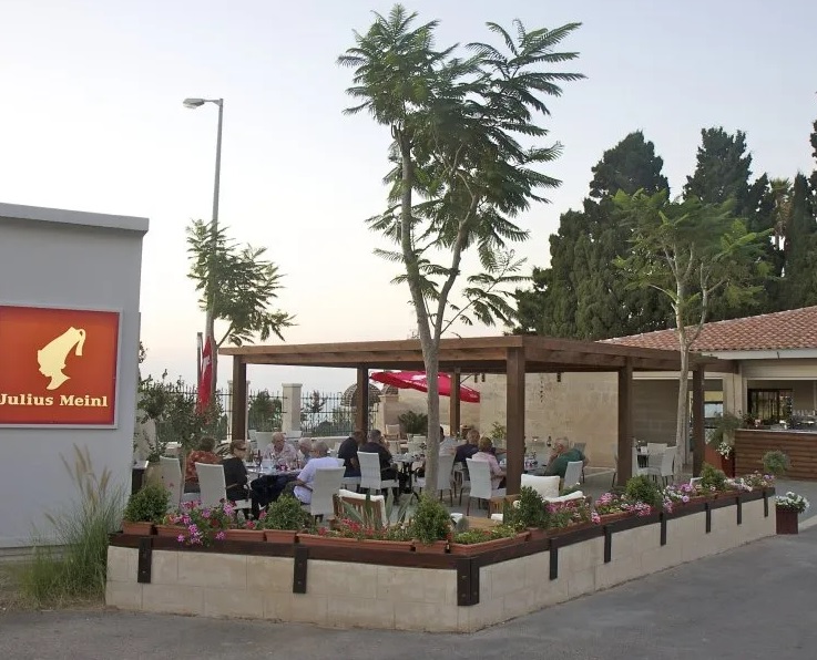 חצר בית הקפה סנטה מריה בחיפה ביום שבת