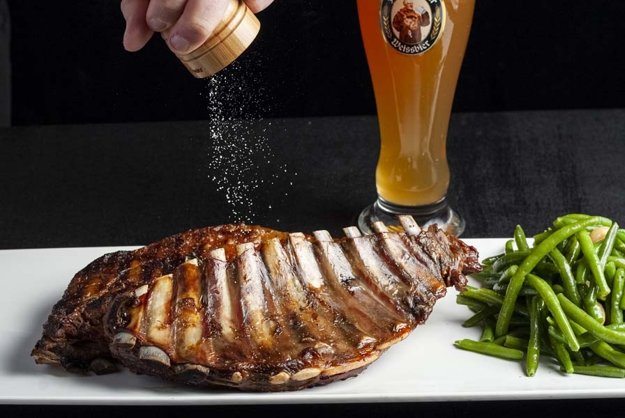 מנת בשר מוגשת בליווי בירה במסעדת הבאקארו