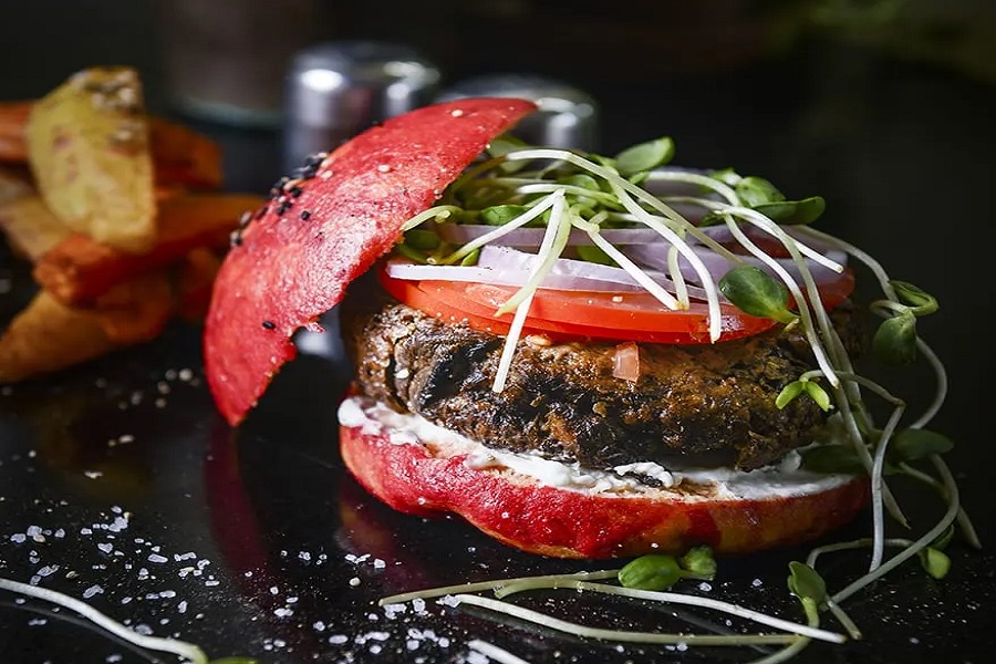 מנת המבורגר מוגשת בלחמנייה מוגשת במסעדת הבריאות "משק ברזילי"